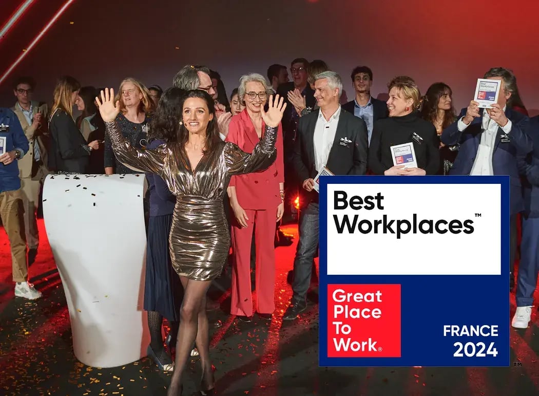 Foule celebrant & logo Best Workplaces