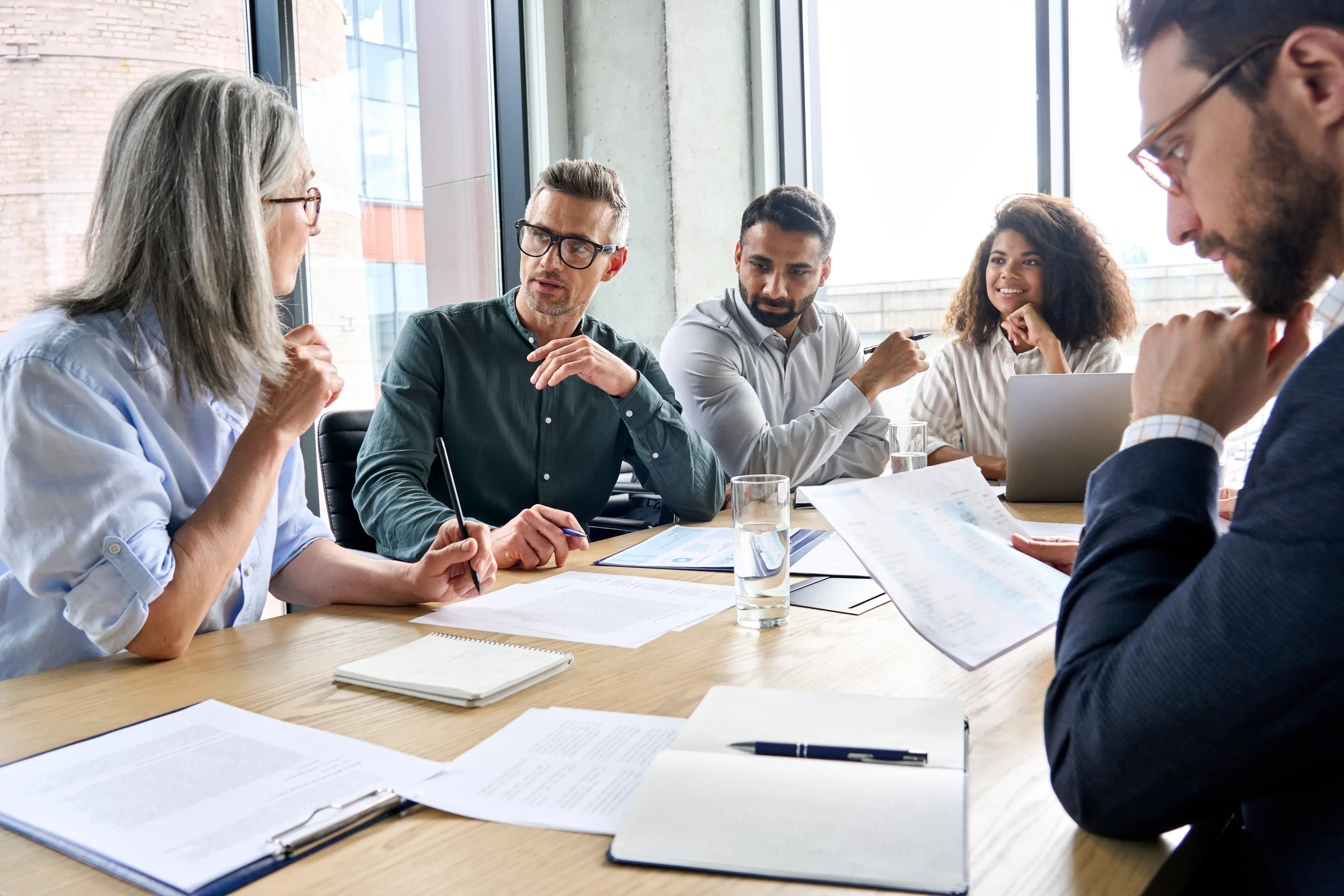 collaborateurs assis autour d'une table de réunion