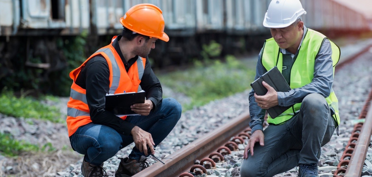 Deux ingénieurs autour d'une rail de train